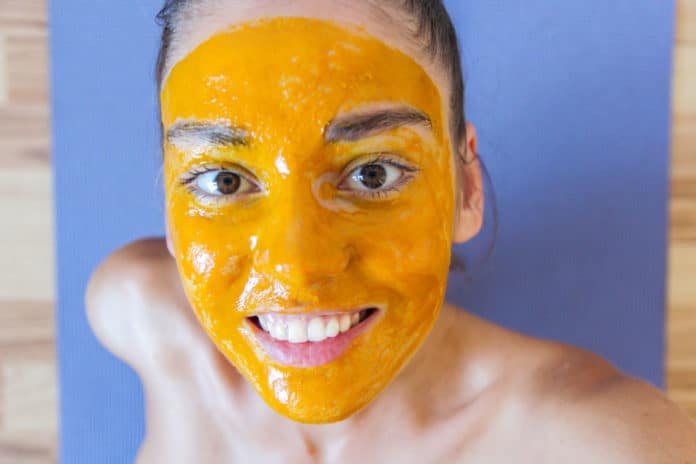 kurkuma-maske Kurkuma-Maske im Gesicht