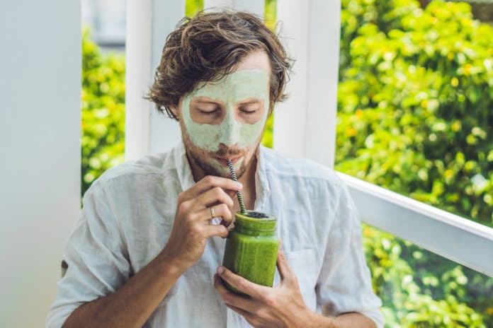 Mann mit Maske und Smoothie (galitskaya / Depositphotos) Mann mit Maske und Smoothie (galitskaya / Depositphotos)